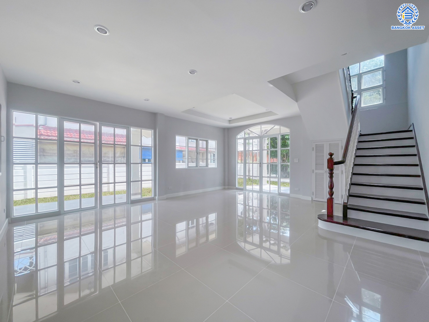 บ้านมือสองตกแต่งใหม่ ม.ภัทรา รามอินทรา5 หลังมุม! บนเนื้อที่กว้างขวางถึง 67.1 ตร.ว. ฟังกชัน 3 ห้องนอน 1 ห้องแม่บ้าน 3 ห้องนอน บ้านสวย พร้อมเข้าอยู่ ตรงข้ามสนามมวยลุมพินี บนทำเลศักยภาพ ใกล้รถไฟฟ้าสายสีชมพู "สถานีรามอินทรา 3"